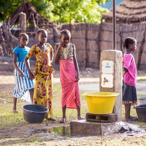 Ragazze presso un punto d'acqua b.waterMISSION